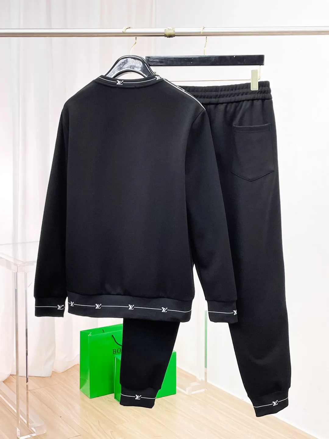 🅿️540 LV 2025 autumn and winter new counter, the same casual Tencel cotton fabric suit, breathable, comfortable and casual! Full of high-end feel! The details are exquisite and high-end, and the workmanship is impeccable! The original high-end fabric is very high-end! The fabric is crisp, anti-wrinkle and wear-resistant, warm, neat and stylish. Everyone must buy a set this autumn and winter. They must look cool and cool when wearing it. This is a model that we highly recommend! M-3XL